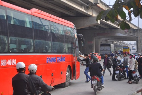 Nhiều tuyến xe khách từ bến Nước Ngầm đi các tỉnh phía Nam mở cửa đón khách giữa đường.