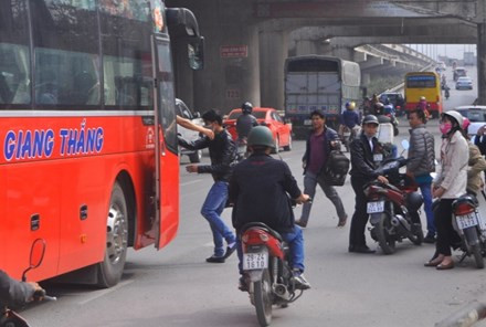 Hàng loạt tài xế dừng xe đón, trả khách trước cổng bến xe Nước Ngầm sau vài ngày hàng trăm tuyến xe được điều chuyển từ bến Mỹ Đình về dẫn đến cảnh ùn ứ, giao thông lộn xộn.