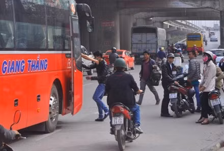 Hàng loạt tài xế dừng xe đón, trả khách trước cổng bến xe Nước Ngầm sau vài ngày hàng trăm tuyến xe được điều chuyển từ bến Mỹ Đình về dẫn đến cảnh ùn ứ, giao thông lộn xộn.