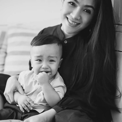 Chị Thúy Diễm hạnh phúc bên con trai đầu lòng.