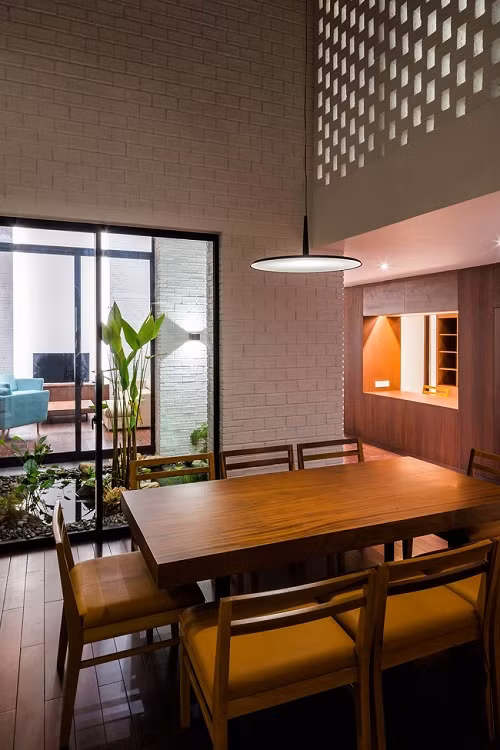 Từ phòng bếp có thể nhìn xuyên ra phòng khách nhưng qua 2 lớp kính trắng và một khoảng không.