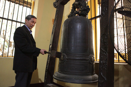 Qủa chuông lớn nhất trong chùa Quán Sứ (quận Hoàn kiếm, Hà Nội), nặng gần 1 tấn, cao 1.3m và rộng khoảng 70cm.