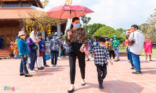 Nhiều người vội đến xin chụp ảnh nhưng không muốn làm náo loạn đền thờ, Hà Hồ khéo léo từ chối và dắt tay Subeo ra xe. Khi phát hiện ống kính máy ảnh hướng về mình, cô vội xua tay ra hiệu không chụp.