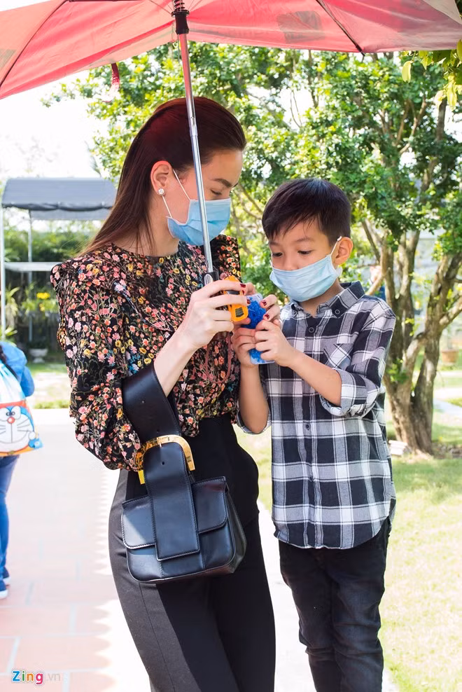 Trong lúc "Nữ hoàng giải trí" và mẹ thắp hương cho Tổ nghiệp, Subeo ngồi ở bên ngoài. Vì không muốn gây chú ý, Hà Hồ xuất hiện khá kín đáo, sau khi cô bỏ khẩu trang, đám đông mới phát hiện.