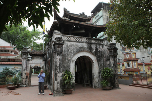 Một quả chuông lớn trên cổng tam quan ở chùa Kim Liên (Đống Đa, Hà Nội).