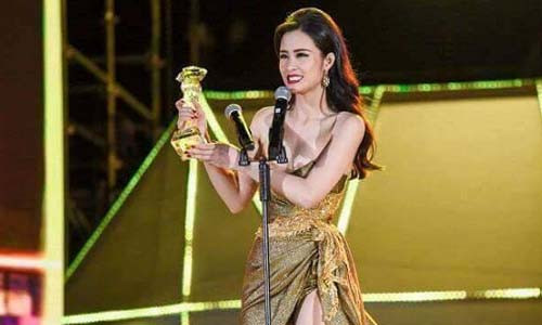 Su that dang sau buc anh cho rang Dong Nhi lo nguc!