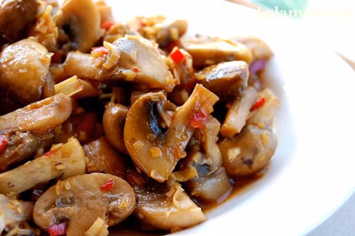 5. Nấm. Riêng đối với thực phẩm là nấm thì cần phải ăn tươi và không bao giờ được hâm nóng. Bởi các thành phần protein có trong nấm sẽ thay đổi và gây hại nếu bạn hâm nóng chúng.