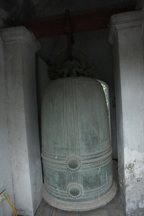 Theo tìm hiểu của phóng viên, việc đánh chuông đêm giao thừa đã trở thành thông lệ của hầu hết các chùa ở Việt Nam. Ông Bùi Hồng Sơn, phó Ban quản lý đền Trấn Vũ (còn có tên gọi khác là đền Quán Thánh) cho biết, năm nào cũng vậy, vào giờ khắc chuyển giao năm cũ sang năm mới, 2 quả chuông lớn ở cổng tam quan đều được đánh 3 hồi, 9 tiếng để báo hiệu năm cũ đã qua, năm mới đến.