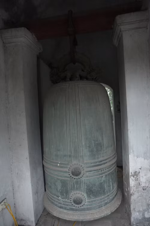 Theo tìm hiểu của phóng viên, việc đánh chuông đêm giao thừa đã trở thành thông lệ của hầu hết các chùa ở Việt Nam. Ông Bùi Hồng Sơn, phó Ban quản lý đền Trấn Vũ (còn có tên gọi khác là đền Quán Thánh) cho biết, năm nào cũng vậy, vào giờ khắc chuyển giao năm cũ sang năm mới, 2 quả chuông lớn ở cổng tam quan đều được đánh 3 hồi, 9 tiếng để báo hiệu năm cũ đã qua, năm mới đến.