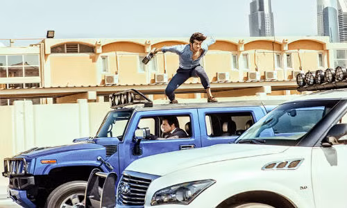 Thanh Long pha huy hon 70 sieu xe o Dubai de lam phim