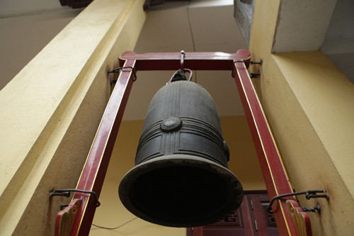 Trong chùa còn có vài quả chuông nhỏ hơn, cũng đồng loạt vang lên trong đêm giao thừa.