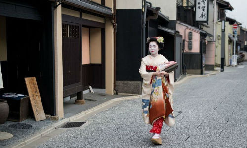 Umechie chuẩn bị đi gặp khách. Nguồn ảnh: Sipaphoto.