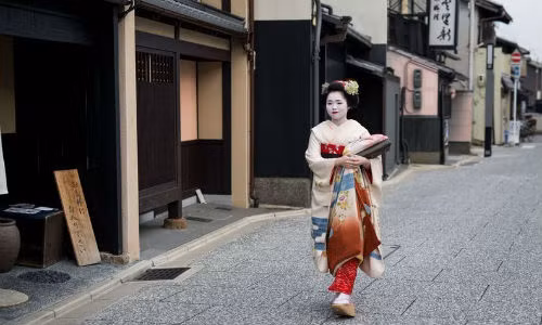 Umechie chuẩn bị đi gặp khách. Nguồn ảnh: Sipaphoto.