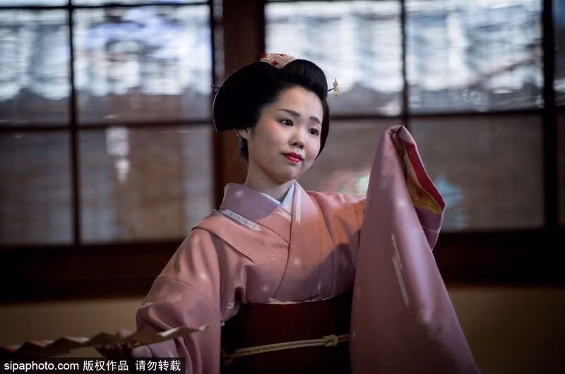 Sau quá trình khổ luyện, cuối cùng các Maiko đã tốt nghiệp là một Geisha trong một buổi lễ được gọi là Erikae (“thay cổ áo”).