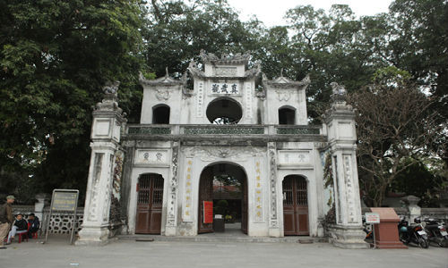 Mới đây, TP Hà Nội đã quyết định không tổ chức bắn pháo hoa đêm giao thừa Tết Nguyên đán Đinh Dậu, dành tiền chăm lo Tết người nghèo. Ngay sau đó, Sở Văn hoá &amp; Thể thao đã đề xuất ý tưởng “rung chuông thay pháo hoa” để đánh dấu thời khắc chuyển giao giữa năm cũ và năm mới. Ông Tô Văn Động, Giám đốc Sở Văn hóa &amp; Thể thao Hà Nội đưa ra ý tưởng liên hệ với các đền chùa, nhà thờ trên địa bàn TP để đồng loạt đánh hồi chuông dài đúng thời khắc giao thừa.