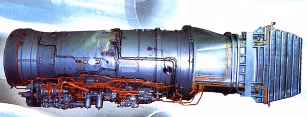 Động cơ chính được trang bị 4 ống hút khí ở 2 bên cũng như một dãy cửa chớp lớn dọc theo bề mặt phía trên để cho phép lượng không khí tối đa vào động cơ trong khi lơ lửng. Động cơ này là động cơ turbine phản lực R-79V-300, lực đẩy tối đa là 14.000 kg. Vòi phụy phía sau có thể xoay từ 0 độ đến 95 độ cho việc cất/hạ cánh và bay lượn.