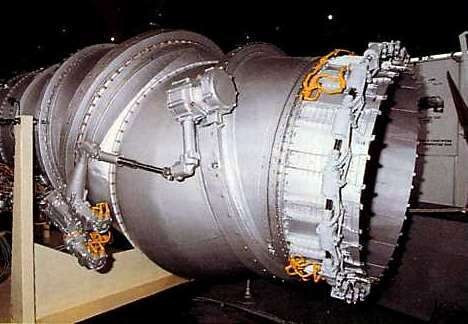 Một khoảng thời gian đáng kể được dành cho sự phát triển của vòi phụt vector hình chữ nhật tương tự như F-22 Raptor của Mỹ. Một vòi phun như vậy chứng tỏ rất phù hợp cho những thay đổi trong cấu hình cần thiết cho cả hai vector lực đẩy và bay siêu âm. Cuối cùng, một vòi phụt tròn được sử dụng, nằm giữa 2 cánh đuôi ngang.