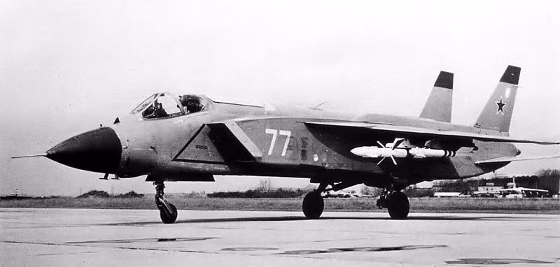 Mẫu thử nghiệm Yak-141 48-2 bay thử thông thường lần đầu tiên, diễn ra tại Zhukovskii vào ngày 9/3/1987, do phi công Sinitsyn điều khiển. Ông đã thực hiện các chuyến bay lơ lửng vào ngày 29/12/1989 với chiếc 48-3 và dùng chiếc máy bay đó thực hiện quá trình chuyển đổi hoàn chỉnh đầu tiên từ cất cánh thẳng đứng sang bay tốc độ cao và hạ cánh thẳng đứng vào ngày 13/6/1990. Trong suốt các cuộc thử nghiệm, chiếc máy bay đã chứng minh diễn tập chiến đấu tuyệt vời và đã đạt được nhiều kỷ lục thế giới cho dòng máy bay VTOL.