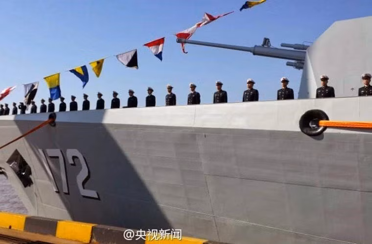 Việc lắp hệ thống H/PJ-11 trên tàu khu trục mạnh nhất Type 052D sẽ mang lại sức mạnh phòng thủ tầm gần cho tàu, nó có thể thay thế cho tên lửa phóng không tầm gần bắn những mục tiêu nhỏ tốc độ cao mà tên lửa tầm ngắn khó đánh chặn được.