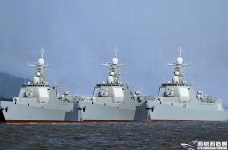 Dự kiến ít nhất 12 chiếc tàu khu trục Type 052D sẽ được xây dựng cho Hải quân Trung Quốc. Hầu hết trong số đó (80%) được đóng tại Trường Hưng,Giang Nam, cụ thể là nhà máy đóng tàu hải quân ở gần Thượng Hải. Và phần còn lại được đóng tại nhà máy đóng tàu Đại Liên ở Đông Bắc Trung Quốc.