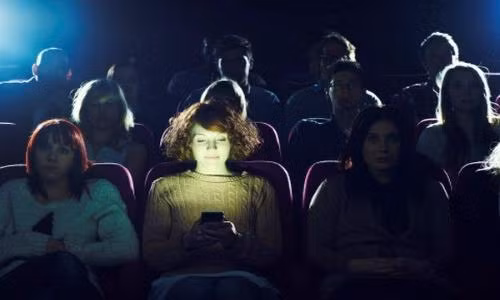 Chụp ảnh trong rạp phim, gái trẻ bị đánh tới tấp Chup anh trong rap phim, gai tre bi danh toi tap