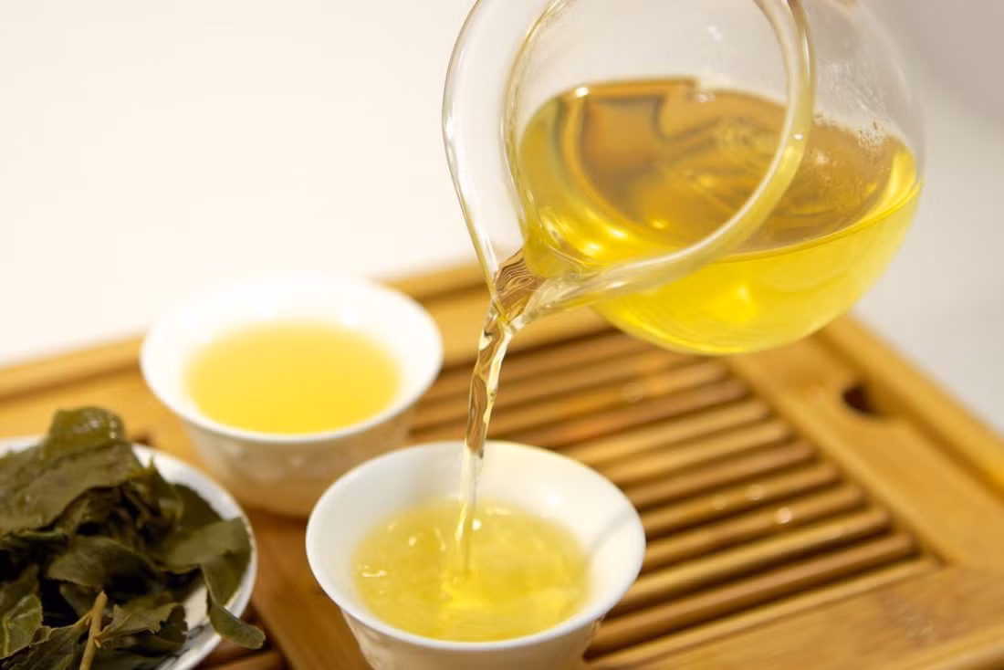 Trà xanh. Chứa nhiều loại enzyme, chất chống oxy hóa, có tính kháng khuẩn và polyphenol chống lại các gốc tự do. Catechin trong trà xanh giúp bảo vệ da khỏi tác động bất lợi của tia cực tím (UV).