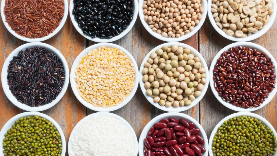 Các loại ngũ cốc giàu chất xơ. Chứa rất nhiều enzyme, protein và khoáng chất. Chúng giúp ngăn ngừa lão hóa sớm. Tiêu thụ thường xuyên các loại ngũ cốc thúc đẩy sức khỏe tim mạch, giảm lượng đường trong máu và giúp bạn duy trì cân nặng khỏe mạnh.