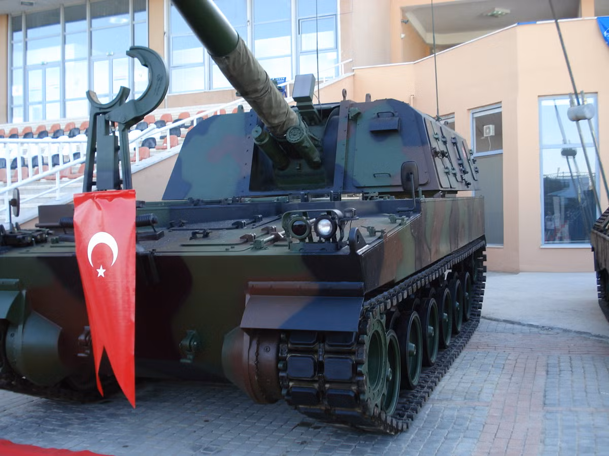 Được biết, T-155 cũng chính là khẩu pháo được cho là đã nã đạn suýt khiến quân cảnh Nga thiệt mạng hôm 29/10. Nguồn tin từ Lực lượng Dân chủ Syria (SDF) cho biết, có ít nhất 8 người, trong đó có 2 người Nga, bị thương. Tuy nhiên, Bộ Quốc phòng Nga đã bác bỏ thông tin về việc cảnh sát quân sự Nga bị pháo kích tại cửa khẩu Al-Darbasiyah.