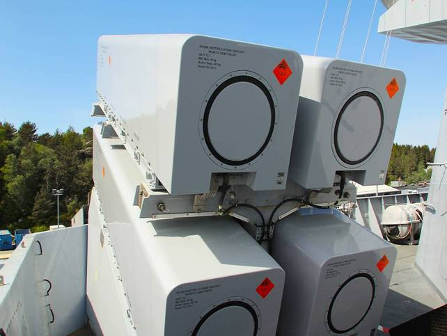 Ngoài sử dụng phương pháp dò tìm mục tiêu thụ động, tên lửa chống hạm NSM có khả năng chịu quá tải cực lớn; trong giai đoạn cuối, hành trình bay của nó rất khó dự đoán; do vậy các hệ thống phòng thủ cực gần như Phalanx CIWS (Mỹ), AK-630 (Nga) hoặc Type 730 của Trung Quốc khó có cơ hội tiêu diệt.Tên lửa NSM hiện đang phục vụ trong Hải quân Na Uy, được trang bị cho các tàu khu trục Aegis lớp Fridtjolf Nansen và các tàu tấn công nhanh lớp Skjold.