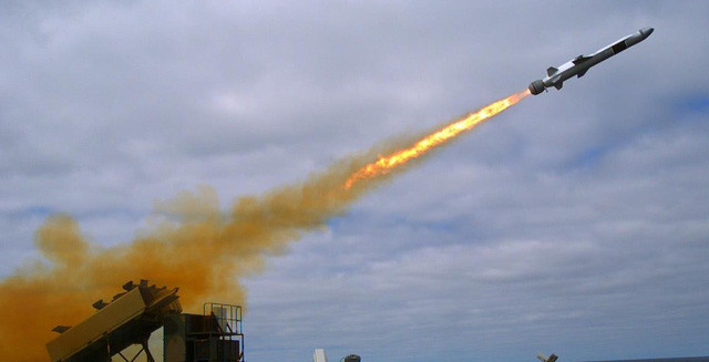 Kongsberg tiếp tục phát triển một biến thể của NSM được gọi là Tên lửa tấn công chung (JSM); JSM có thể tấn công tầm xa các mục tiêu cả trên bộ và trên biển. Tên lửa được thiết kế để phù hợp với khoang vũ khí bên trong của máy bay tàng hình F-35. Một chiếc F-35 có thể mang được 2 tên lửa này trong các khoang bên trong thân, các tên lửa còn lại có thể lắp trên các mấu treo ngoài dưới cánh.