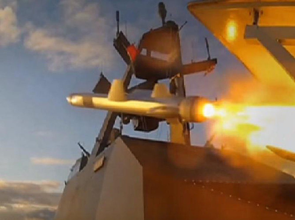 Không chỉ cải tiến để phù hợp với F-35, tên lửa JMS còn được cải tiến để tương thích với hệ thống phóng thẳng đứng Mk.41; đây là hệ thống phóng thẳng đứng tiêu chuẩn của hải quân Mỹ và NATO.