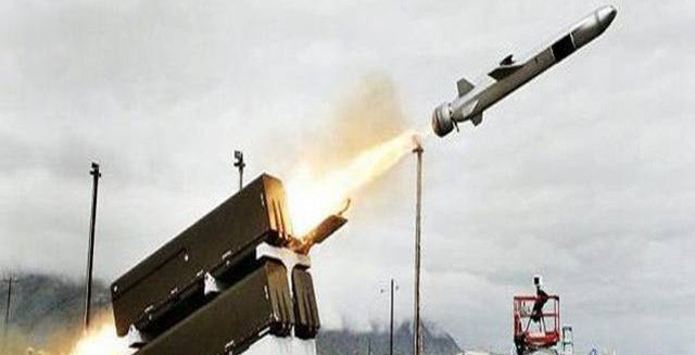 Thay vì cố gắng để vượt qua hệ thống phòng thủ của đối phương bằng tốc độ siêu âm, Kongsberg chọn hướng làm cho đối phương khó khăn trong việc phát hiện và đánh chặn tên lửa, do vậy NSM có khả năng xuyên thủng cao đối với các hệ thống phòng không của đối phương.