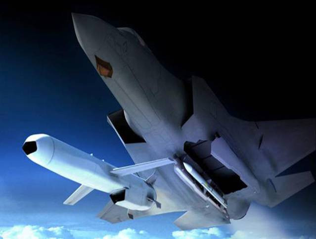 Với đầu đạn nặng 125 kg, dùng ngòi nổ thông minh; tùy tính chất của mục tiêu để có thể điều chỉnh chế độ nổ tức thì, hoặc nổ chậm ở sâu trong lòng tàu; vỏ đầu đạn bằng titan, cho khả năng xuyên qua các mục tiêu bọc thép dày như vỏ tàu chiến. NSM sử dụng mạng kết nối dữ liệu 2 chiều để cập nhật các thông số về mục tiêu, chuyển hướng và hủy bỏ tấn công mục tiêu.