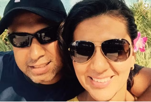 Hai vợ chồng hạnh phúc bên nhau khi chưa gặp khó khăn.