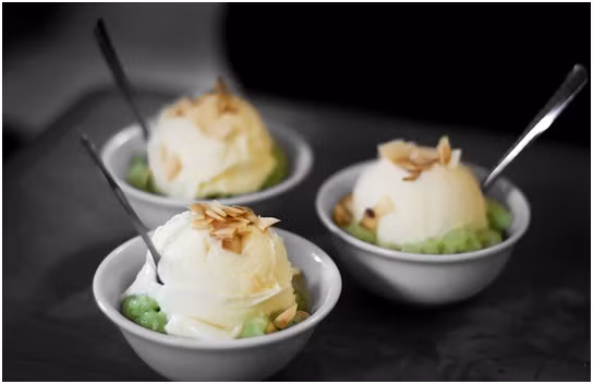 Có nguồn gốc từ Thái Lan, kem xôi thu hút giới trẻ Hà Nội bởi vị mát lạnh của kem và béo ngậy của xôi. Ảnh: Amthuchanoi.