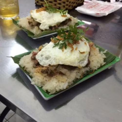 Bên trong là thịt bò và pate béo ngậy. Ảnh: Foody.