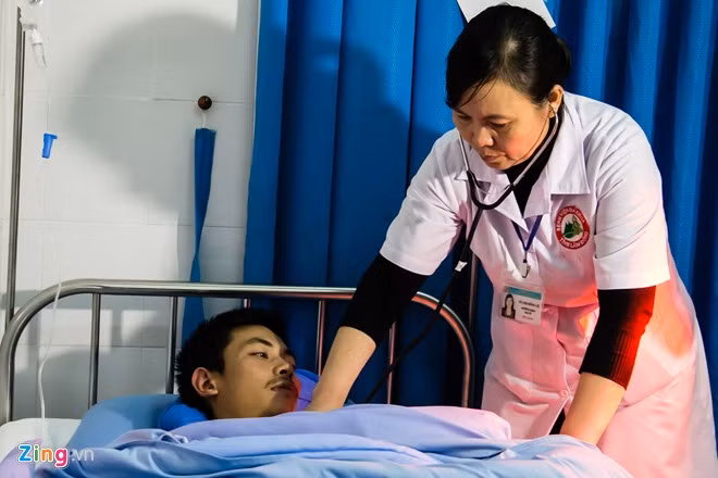 Các y tá, điều dưỡng tại bệnh viện Lâm Đồng chăm sóc chu đáo cho các nạn nhân.