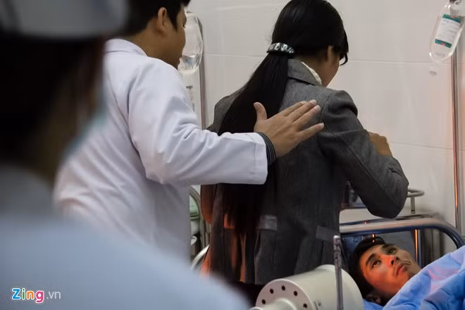 Tuy còn tỉnh nhưng nạn nhân này khá mệt khiến gia đình lo lắng. Các bác sĩ đã động viên và an ủi người thân và cho biết tình trạng bệnh nhân không nghiêm trọng.