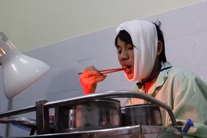 Do có chấn thương nhẹ ở đầu nên Quang được các bác sĩ chăm sóc cẩn thận.