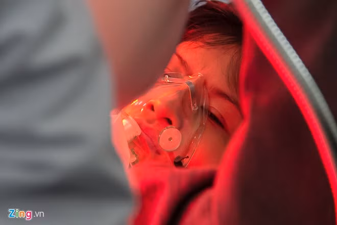 Chị Đặng Thị Hồng Ngọc là nạn nhân nữ duy nhất của tai nạn sập hầm thủy điện Đạ Dâng (xã Lát, huyện Lạc Dương, Lâm Đồng). Sau nhiều ngày trong hầm tối, sức khỏe chị suy kiệt. Khi đưa vừa ra khỏi hầm, chị được cho thở ôxy rồi chuyển thẳng đến bệnh viện.