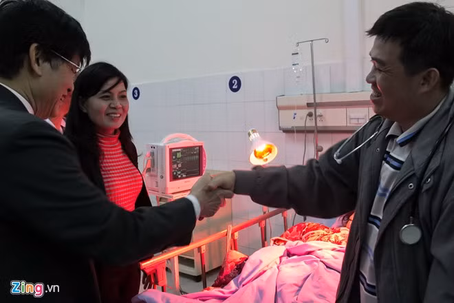 Cái bắt tay vui mừng của các bác sĩ bệnh viện Đa khoa tỉnh lâm Đồng và Chợ Rẫy TP.HCM khi cấp cứu kịp thời cho các nạn nhân.