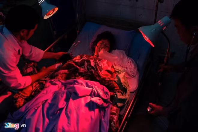 Các y bác sĩ thực hiện cấp cứu ngay khi chị nhập viện.