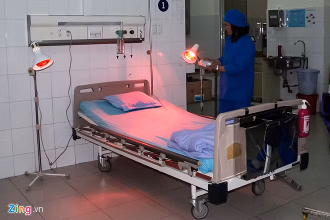 Giường bệnh được sưởi ấm, đầy đủ thiết bị để đón nạn nhân.