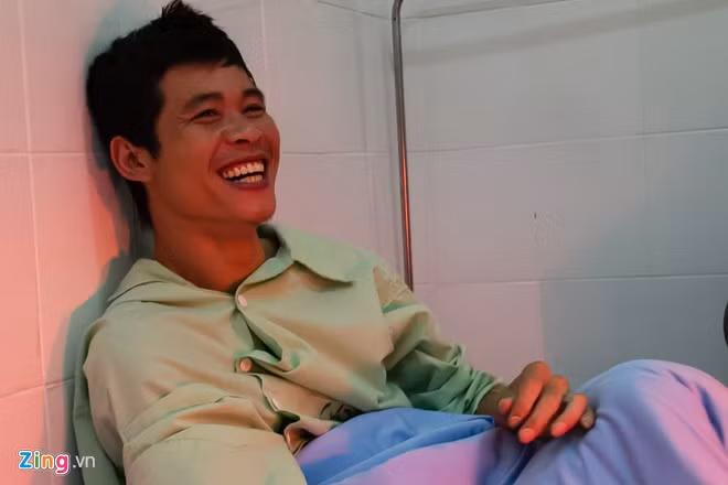 Nụ cười hạnh phúc của công nhân được cứu ra ngoài.