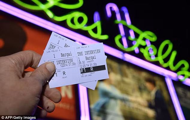 Một khán giả khoe cặp vé xem phim The Interview.