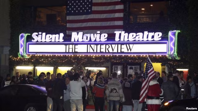 Trước đó, hãng Sony Pictures quyết định hoãn chiếu phim The Interview sau khi bị một nhóm tin tặc tấn công và đưa ra lời đe dọa về an ninh. Tuy nhiên, tuần này, Sony cho biết vẫn quyết định công chiếu sản phẩm có chi phí sản xuất 44 triệu USD này.