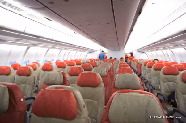 A330-300 có cabin rộng rãi có thể chở được 377 hành khách đi quãng đường 10.500 km. Nó có sức chứa hàng hóa lớn có thể sánh được với những chiếc Boeing 747 đầu tiên. Một số hãng hàng không đã thực hiện các chuyến bay ban đêm để chở hàng, còn ban ngày thì phục vụ hành khách.