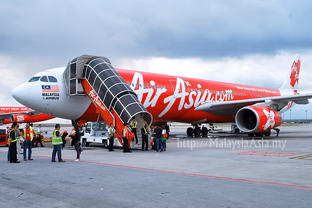 A330-300 bắt đầu đưa vào hoạt động vào năm 1993, nó được phát triển để thay thế cho A300. Thiết kế thân cơ bản của A330 được thừa kế từ Airbus A300, như bộ phận mũi/buồng lái, hệ thống lái fly-by-wire và buồng điều khiển từ Airbus A320.