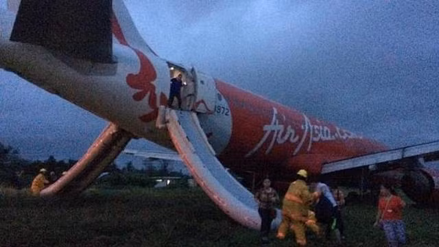 Hành khách thoát khỏi máy bay từ ván trượt.