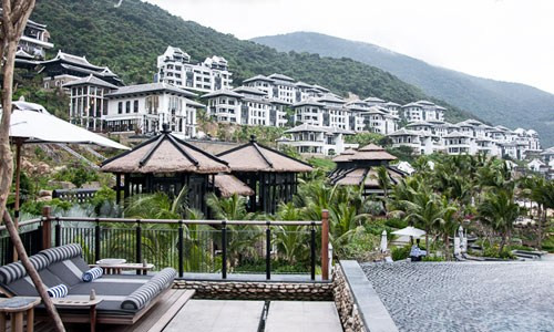 7. Resort Đà Nẵng đoạt giải "sang trọng hàng đầu thế giới". Khu resort InterContinental Danang Sun Peninsula tại Đà Nẵng vừa đoạt giải thưởng danh giá "Khu nghỉ dưỡng sang trọng hàng đầu thế giới" do World Travel Awards trao tặng sau khi vượt qua nhiều đối thủ nặng ký tới từ những quốc gia.